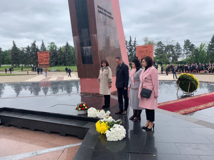 Moldova sărbătoreşte Ziua Victoriei şi a Europei. Oficialii au depus flori şi au comemorat eroii căzuţi pe câmpul de luptă (FOTO/VIDEO)