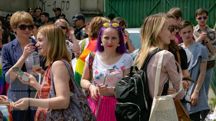 La Chişinău a avut loc marşul LGBT. Participanţii, flancaţi de zeci de poliţişti pentru a preveni violenţele (VIDEO/FOTO)