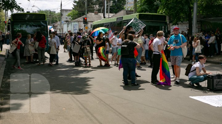 La Chişinău a avut loc marşul LGBT. Participanţii, flancaţi de zeci de poliţişti pentru a preveni violenţele (VIDEO/FOTO)