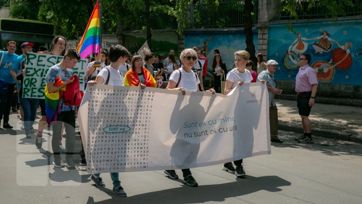 La Chişinău a avut loc marşul LGBT. Participanţii, flancaţi de zeci de poliţişti pentru a preveni violenţele (VIDEO/FOTO)