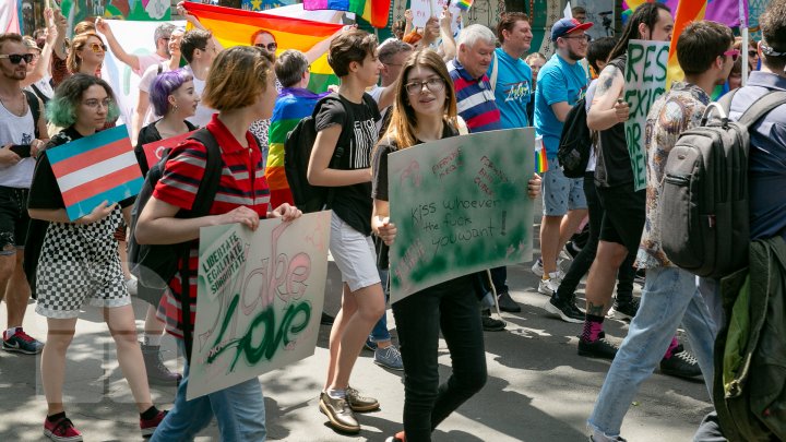 La Chişinău a avut loc marşul LGBT. Participanţii, flancaţi de zeci de poliţişti pentru a preveni violenţele (VIDEO/FOTO)