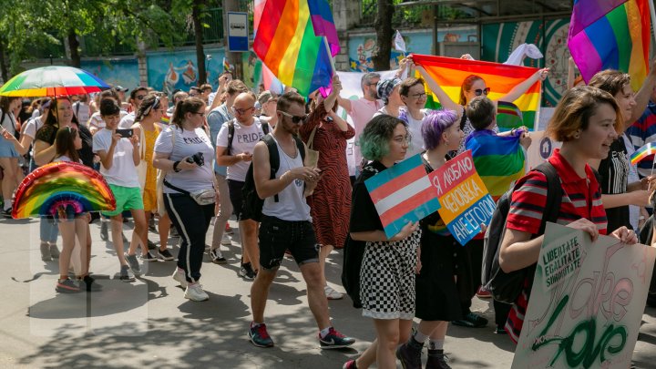 La Chişinău a avut loc marşul LGBT. Participanţii, flancaţi de zeci de poliţişti pentru a preveni violenţele (VIDEO/FOTO)