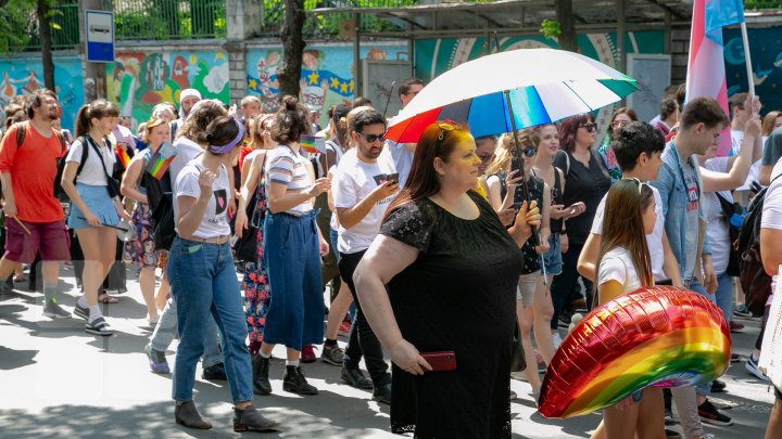 La Chişinău a avut loc marşul LGBT. Participanţii, flancaţi de zeci de poliţişti pentru a preveni violenţele (VIDEO/FOTO)