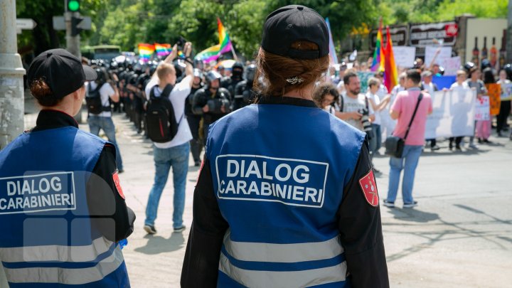 La Chişinău a avut loc marşul LGBT. Participanţii, flancaţi de zeci de poliţişti pentru a preveni violenţele (VIDEO/FOTO)