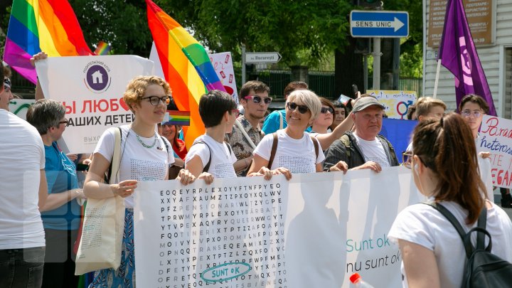 La Chişinău a avut loc marşul LGBT. Participanţii, flancaţi de zeci de poliţişti pentru a preveni violenţele (VIDEO/FOTO)