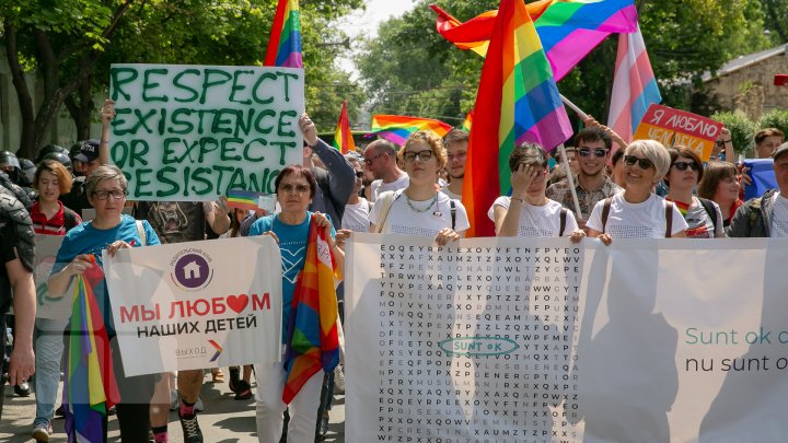 La Chişinău a avut loc marşul LGBT. Participanţii, flancaţi de zeci de poliţişti pentru a preveni violenţele (VIDEO/FOTO)