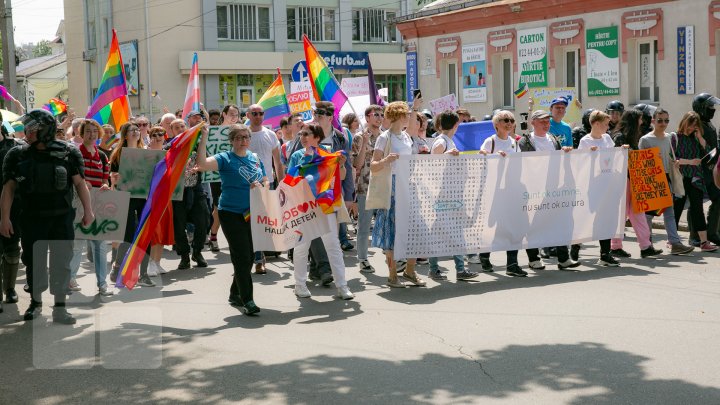 La Chişinău a avut loc marşul LGBT. Participanţii, flancaţi de zeci de poliţişti pentru a preveni violenţele (VIDEO/FOTO)