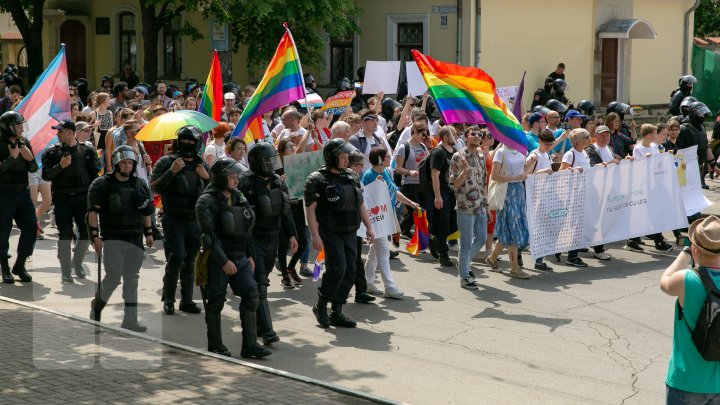 La Chişinău a avut loc marşul LGBT. Participanţii, flancaţi de zeci de poliţişti pentru a preveni violenţele (VIDEO/FOTO)