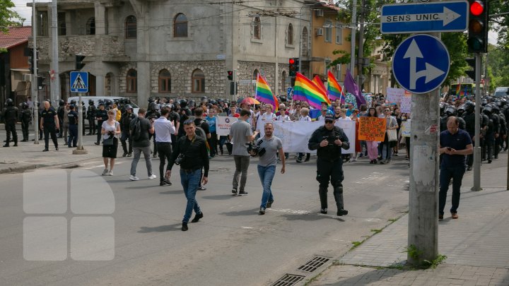 La Chişinău a avut loc marşul LGBT. Participanţii, flancaţi de zeci de poliţişti pentru a preveni violenţele (VIDEO/FOTO)