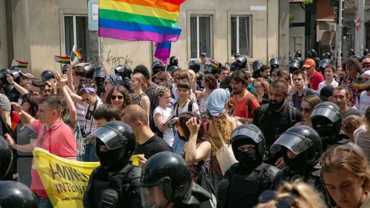 La Chişinău a avut loc marşul LGBT. Participanţii, flancaţi de zeci de poliţişti pentru a preveni violenţele (VIDEO/FOTO)