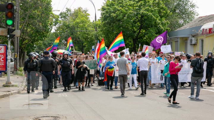 La Chişinău a avut loc marşul LGBT. Participanţii, flancaţi de zeci de poliţişti pentru a preveni violenţele (VIDEO/FOTO)