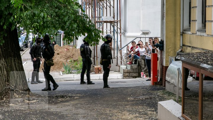 La Chişinău a avut loc marşul LGBT. Participanţii, flancaţi de zeci de poliţişti pentru a preveni violenţele (VIDEO/FOTO)