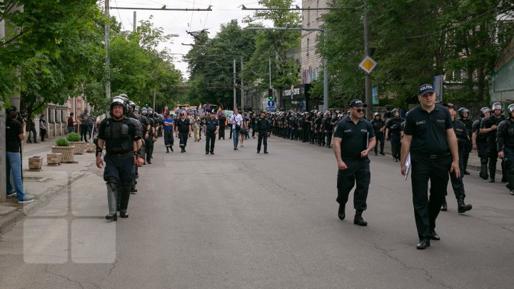 La Chişinău a avut loc marşul LGBT. Participanţii, flancaţi de zeci de poliţişti pentru a preveni violenţele (VIDEO/FOTO)