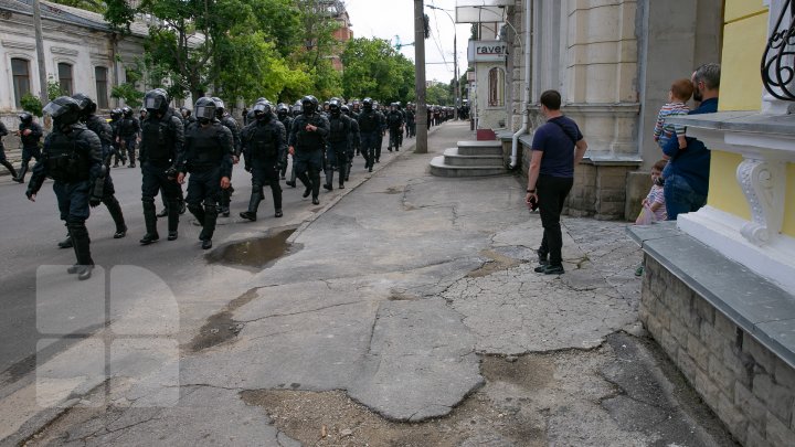 La Chişinău a avut loc marşul LGBT. Participanţii, flancaţi de zeci de poliţişti pentru a preveni violenţele (VIDEO/FOTO)