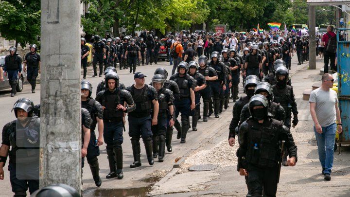 La Chişinău a avut loc marşul LGBT. Participanţii, flancaţi de zeci de poliţişti pentru a preveni violenţele (VIDEO/FOTO)