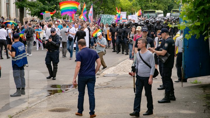 La Chişinău a avut loc marşul LGBT. Participanţii, flancaţi de zeci de poliţişti pentru a preveni violenţele (VIDEO/FOTO)