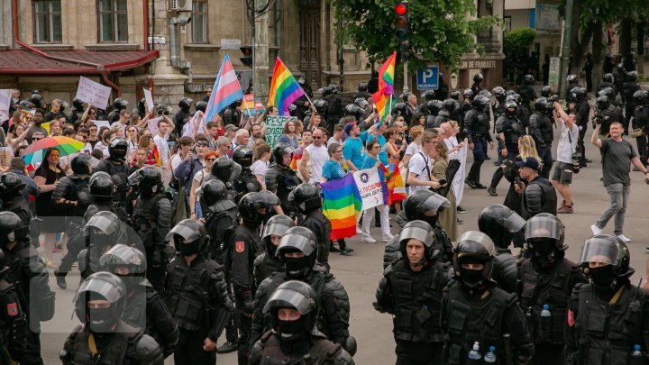 La Chişinău a avut loc marşul LGBT. Participanţii, flancaţi de zeci de poliţişti pentru a preveni violenţele (VIDEO/FOTO)