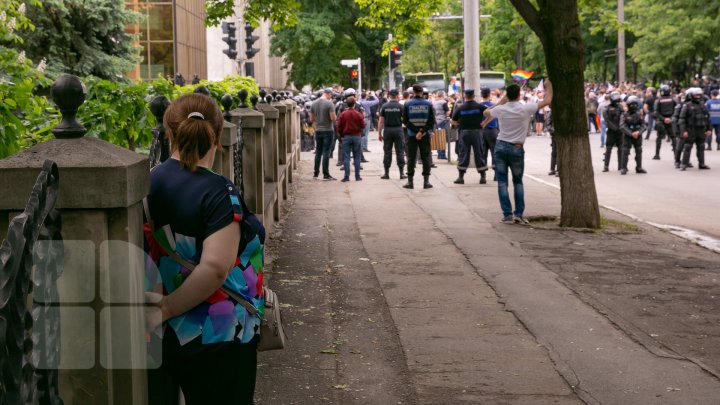 La Chişinău a avut loc marşul LGBT. Participanţii, flancaţi de zeci de poliţişti pentru a preveni violenţele (VIDEO/FOTO)