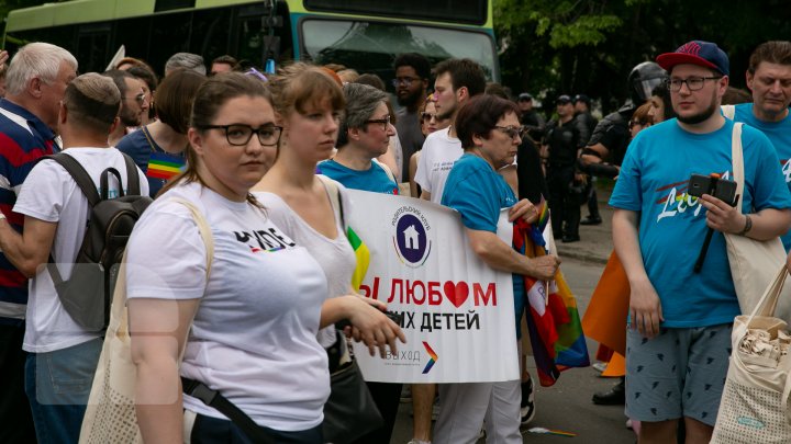 La Chişinău a avut loc marşul LGBT. Participanţii, flancaţi de zeci de poliţişti pentru a preveni violenţele (VIDEO/FOTO)