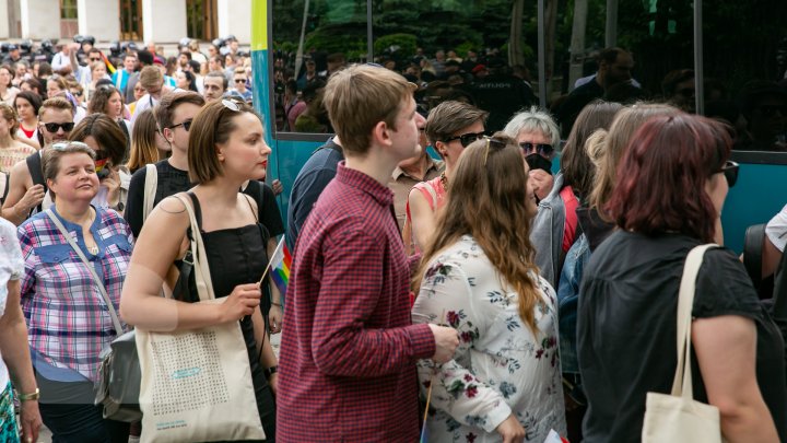 La Chişinău a avut loc marşul LGBT. Participanţii, flancaţi de zeci de poliţişti pentru a preveni violenţele (VIDEO/FOTO)