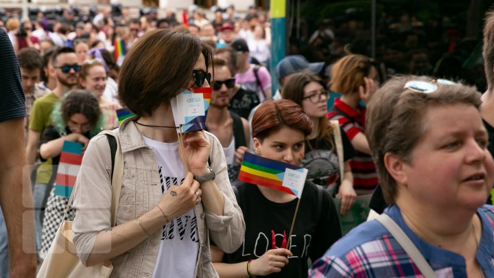 La Chişinău a avut loc marşul LGBT. Participanţii, flancaţi de zeci de poliţişti pentru a preveni violenţele (VIDEO/FOTO)