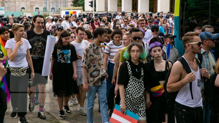 La Chişinău a avut loc marşul LGBT. Participanţii, flancaţi de zeci de poliţişti pentru a preveni violenţele (VIDEO/FOTO)