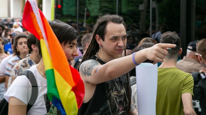 La Chişinău a avut loc marşul LGBT. Participanţii, flancaţi de zeci de poliţişti pentru a preveni violenţele (VIDEO/FOTO)