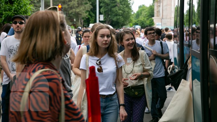 La Chişinău a avut loc marşul LGBT. Participanţii, flancaţi de zeci de poliţişti pentru a preveni violenţele (VIDEO/FOTO)