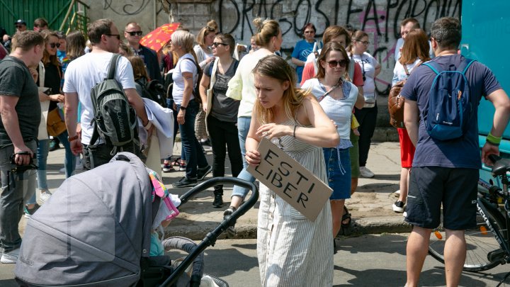 La Chişinău a avut loc marşul LGBT. Participanţii, flancaţi de zeci de poliţişti pentru a preveni violenţele (VIDEO/FOTO)