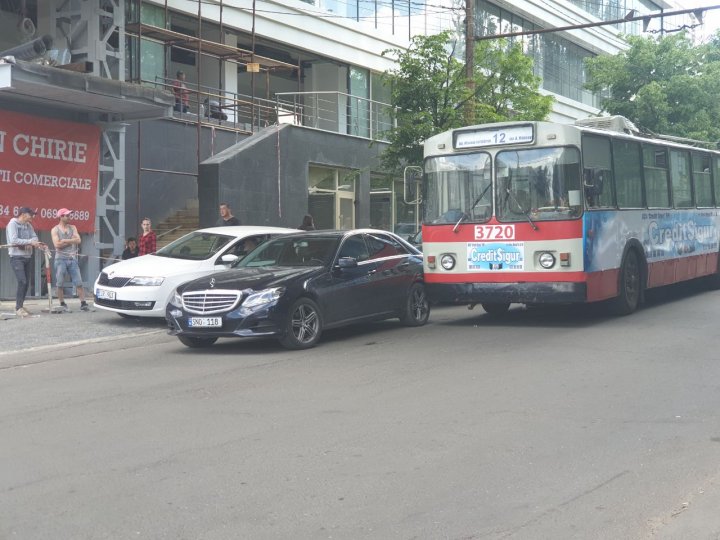 Accident SCUMP pe strada Puşkin din Capitală. Un troleibuz nu a avut loc de un mercedes (FOTO)