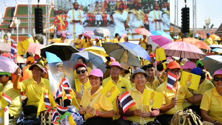 O paradă grandioasă a fost organizată la Bangkok în cinstea noului rege al Thailandei (FOTO)