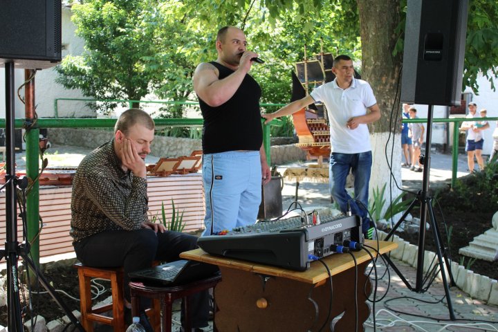 REVEDERE EMOŢIONANTĂ. Deţinuţii de la Brănești şi-au strâns la piept copiii, soţiile şi mamele (FOTO)