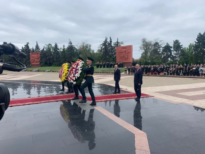 Moldova sărbătoreşte Ziua Victoriei şi a Europei. Oficialii au depus flori şi au comemorat eroii căzuţi pe câmpul de luptă (FOTO/VIDEO)