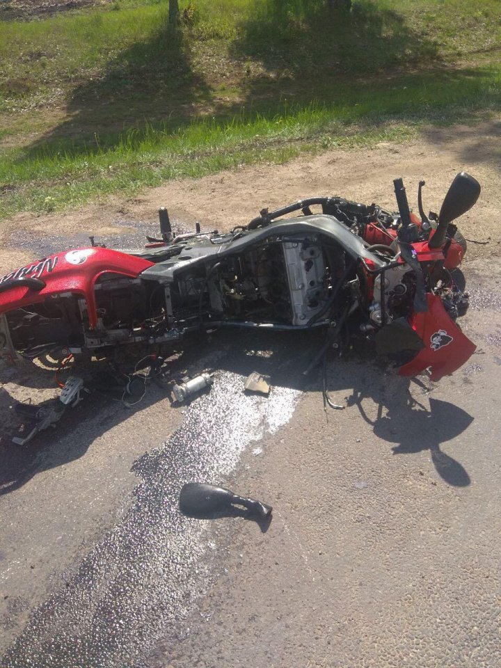 Accident grav la Șoldanești. Un motocilist a pierdut controlul ghidajului și a căzut pe carosabil (FOTO)