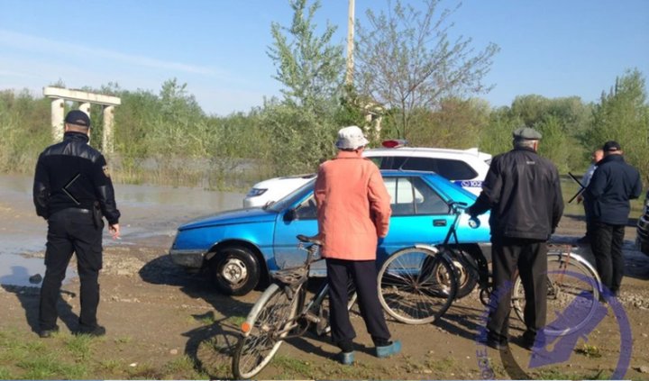 Crește nivelul apei în râul Prut. Circulație restricționată pe un pod din cauza ploilor (VIDEO)