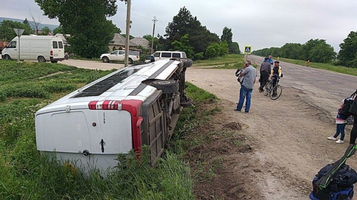 Accident grav la Telenești. Un microbuz cu pasageri s-a răsturnat. Un copil a fost transportat la spital