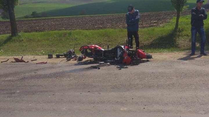 Accident grav la Șoldanești. Un motocilist a pierdut controlul ghidajului și a căzut pe carosabil (FOTO)