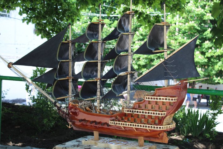 REVEDERE EMOŢIONANTĂ. Deţinuţii de la Brănești şi-au strâns la piept copiii, soţiile şi mamele (FOTO)