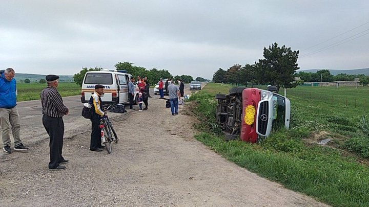 Accident grav la Telenești. Un microbuz cu pasageri s-a răsturnat. Un copil a fost transportat la spital