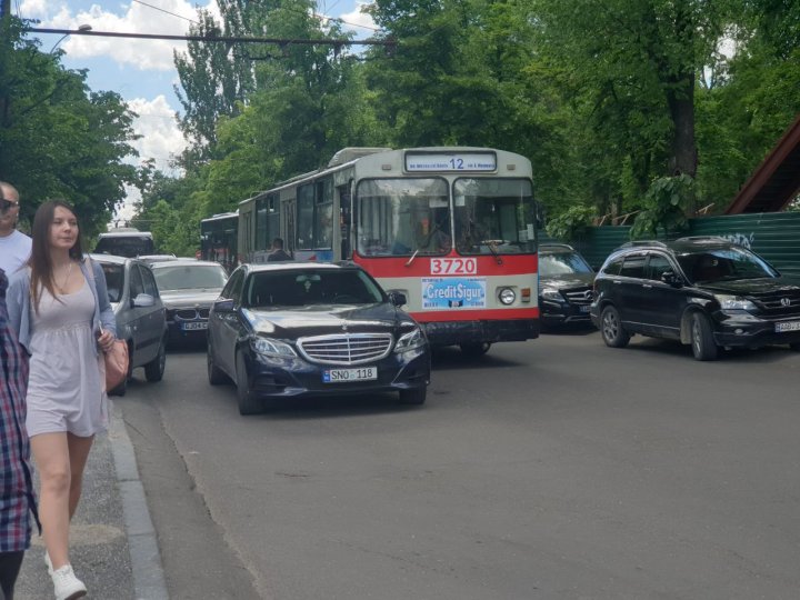 Accident SCUMP pe strada Puşkin din Capitală. Un troleibuz nu a avut loc de un mercedes (FOTO)