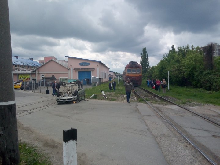 ACCIDENT pe calea ferată din Capitală. O mașină a fost lovită de tren (VIDEO)