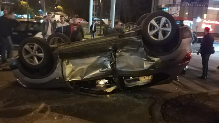 ACCIDENT TERIBIL ÎN CAPITALĂ. O maşină s-a RĂSTURNAT în urma unui impact violent (FOTO)