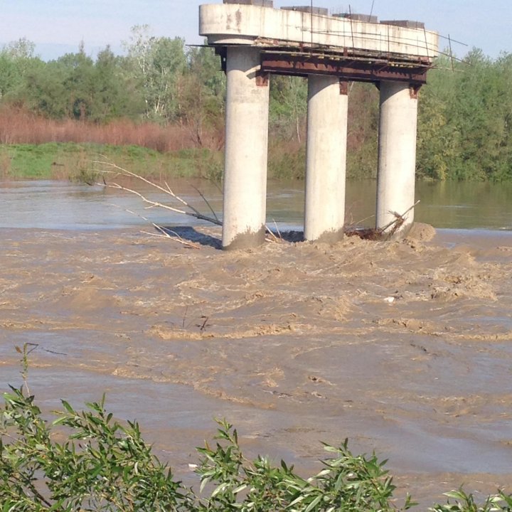 Crește nivelul apei în râul Prut. Circulație restricționată pe un pod din cauza ploilor (VIDEO)