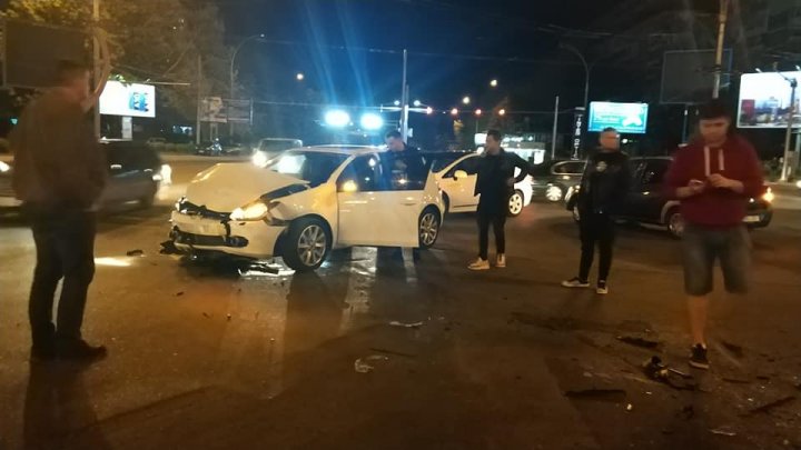 ACCIDENT TERIBIL ÎN CAPITALĂ. O maşină s-a RĂSTURNAT în urma unui impact violent (FOTO)