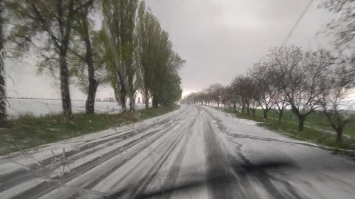 PLOAIE CU GRINDINĂ la Edineț. Imagini surprinse de localnici (FOTO/VIDEO)