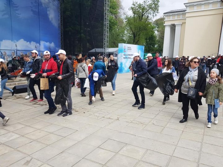 Tinerii democraţi AU CURĂŢIT scuarul Catedralei, după evenimentul dedicat zilei de 9 mai (FOTO)