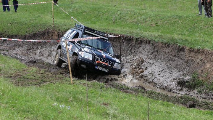 Show pe patru roţi la Șoldănești: 20 de persoane au participat la o cursă off-road cu ATV-uri