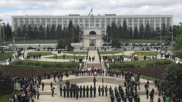 Urmărește LIVE pe PUBLIKA.MD evenimentele din scuarul Catedralei din Chișinău (VIDEO)