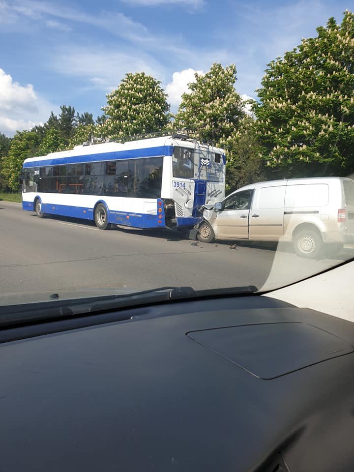 Accident grav cu implicarea unui troleibuz: În transportul public erau pasageri (FOTO/VIDEO)