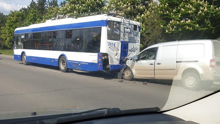 Accident grav cu implicarea unui troleibuz: În transportul public erau pasageri (FOTO/VIDEO)